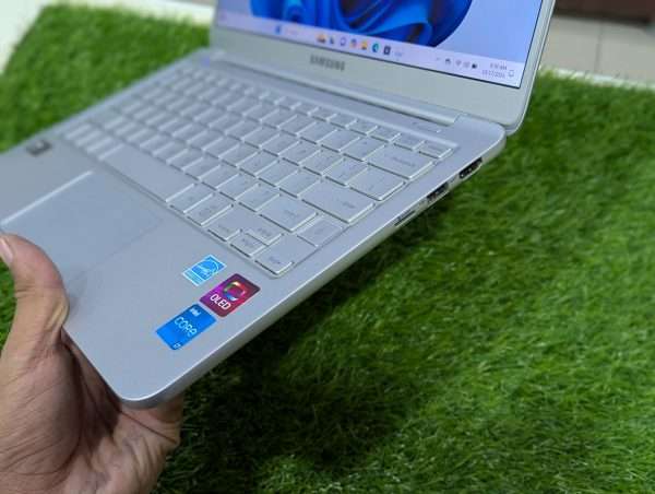 Samsung notebook 9 900X3T core i7 8th generation Quad Core , windows 11 pro , oled display